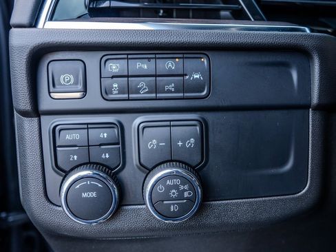 Used 2025 Chevrolet Suburban Z71 image 8