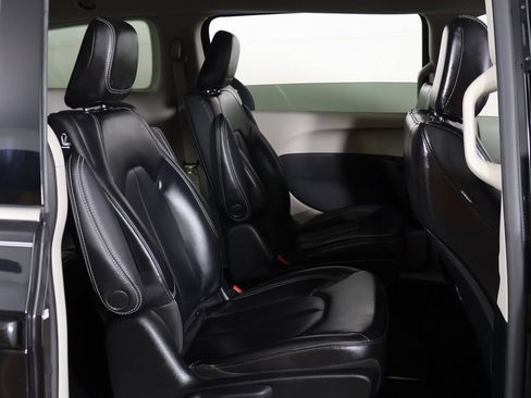 Used 2023 Chrysler Pacifica Touring-L FWD image 28