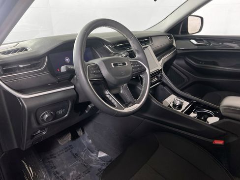 Used 2023 Jeep Grand Cherokee Laredo image 9