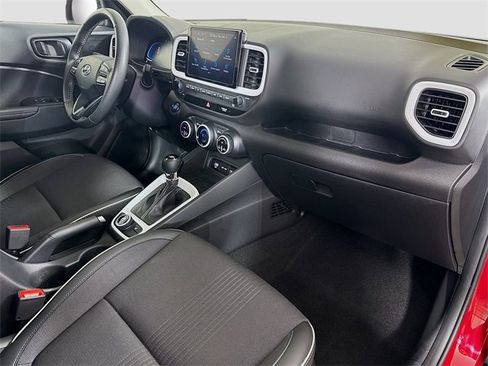 Used 2025 Hyundai Venue Limited image 30