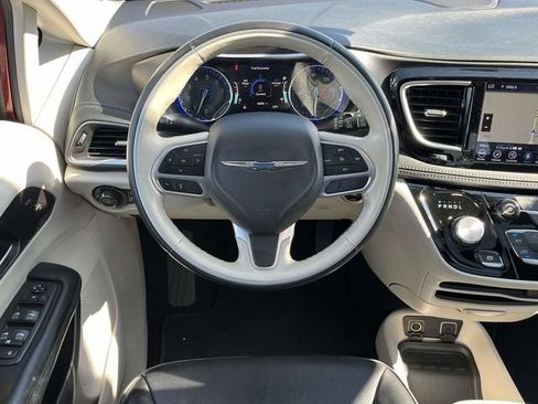 Used 2020 Chrysler Pacifica Limited FWD image 18