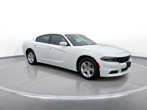 Used 2022 Dodge Charger SXT RWD image 2