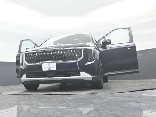 Used 2025 Kia Carnival FWD image 35