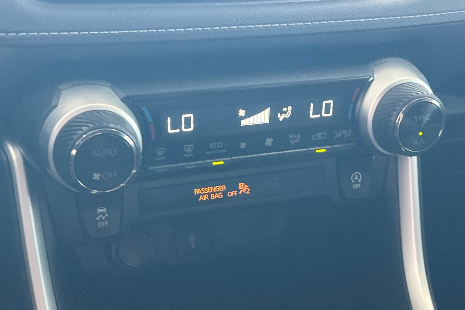 Used 2022 Toyota RAV4 XLE AWD/4WD image 17