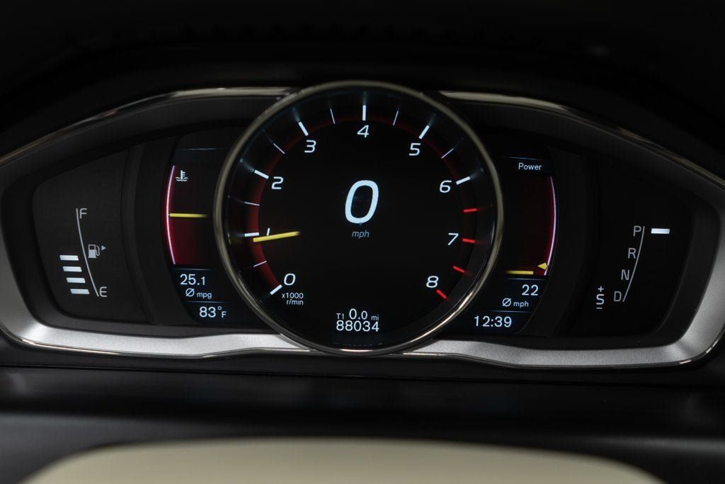 Used 2016 Volvo XC60 T5 Premier w/ Proximity Package FWD image 17