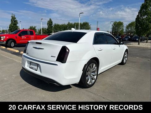 Used 2018 Chrysler 300 Touring w/ Chrome Appearance Package RWD image 9
