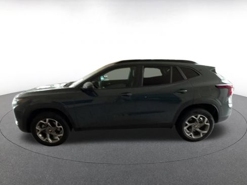 Used 2025 Chevrolet Trax LT w/ LT Convenience Package image 9