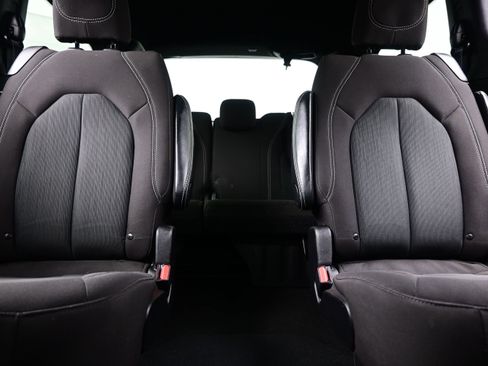 Used 2024 Chrysler Pacifica Touring FWD image 19