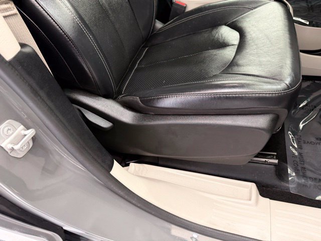 Used 2022 Chrysler Pacifica Touring-L FWD image 22
