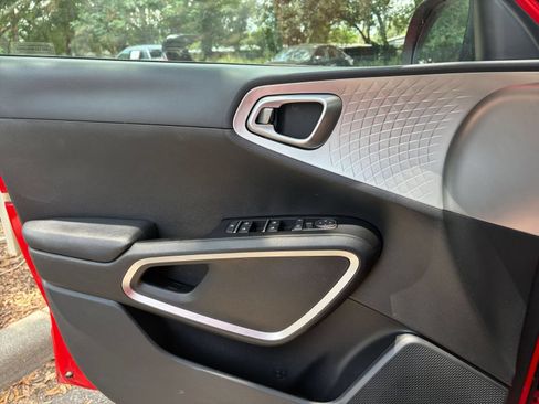 Used 2025 Kia Soul LX w/ LX Technology Package FWD image 18