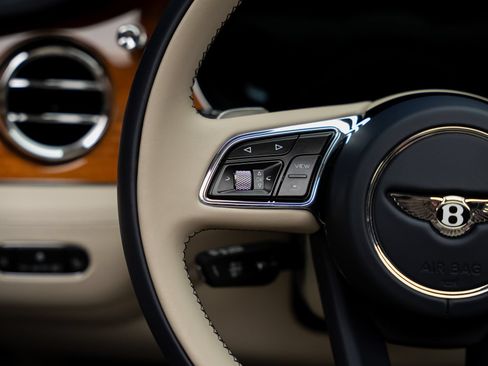 Used 2024 Bentley Bentayga AWD/4WD image 44