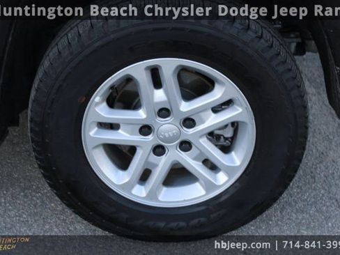 Used 2023 Jeep Grand Cherokee Laredo image 11