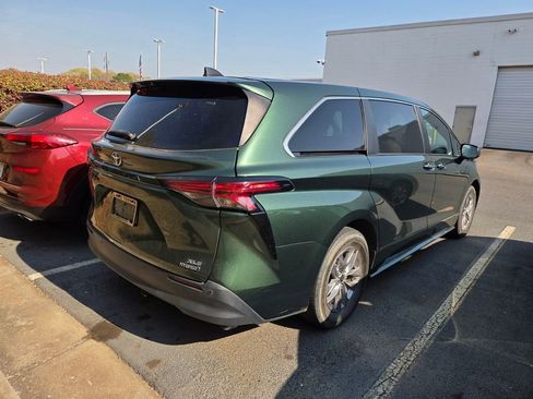 Used 2022 Toyota Sienna XLE image 10