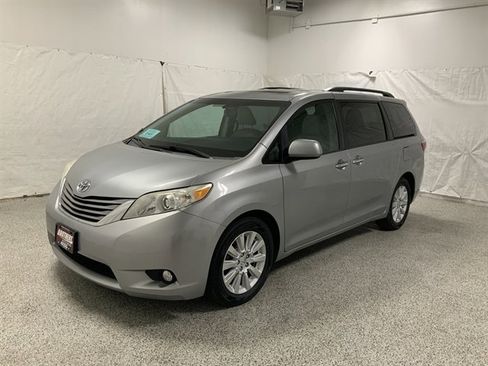 Used 2015 Toyota Sienna XLE image 2