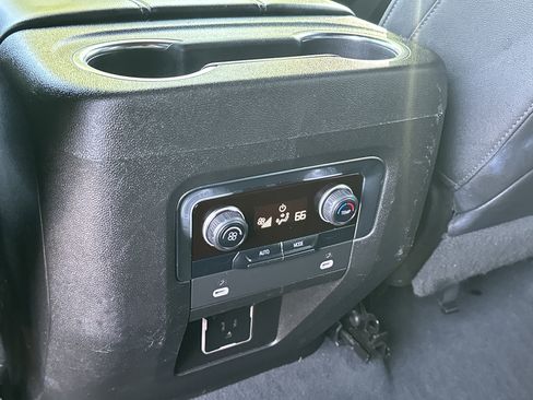 Used 2023 Chevrolet Suburban LT image 23