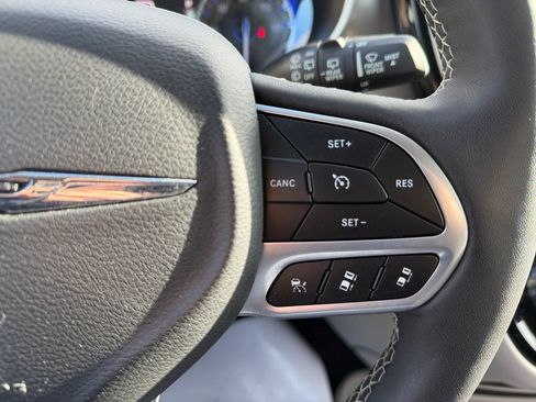 Used 2024 Chrysler Pacifica Touring-L image 17