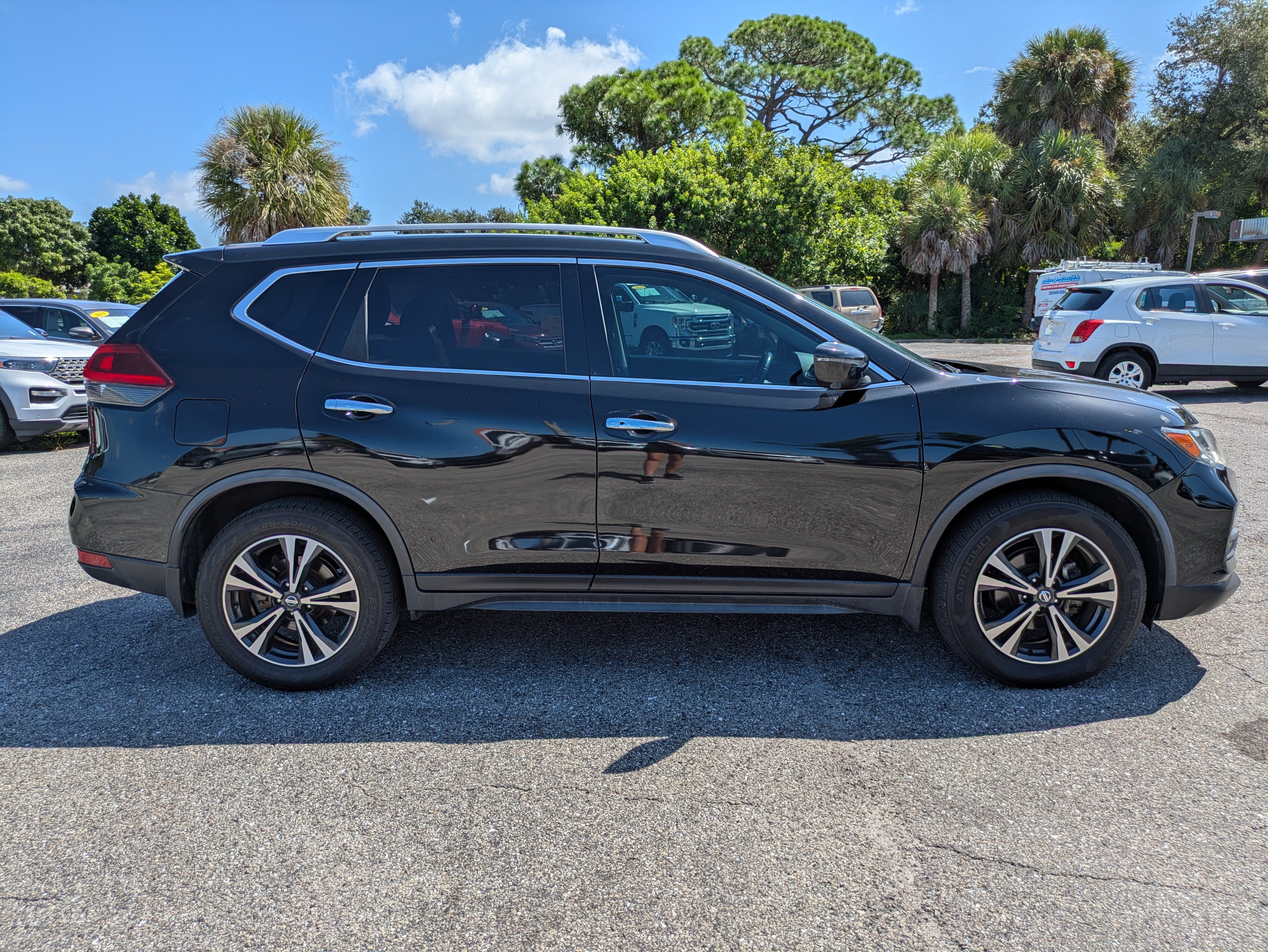 Used 2019 Nissan Rogue SV w/ Premium Package FWD image 3