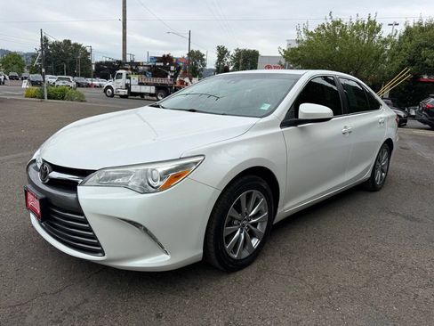 Used 2017 Toyota Camry XLE w/ Moonroof Package FWD image 4