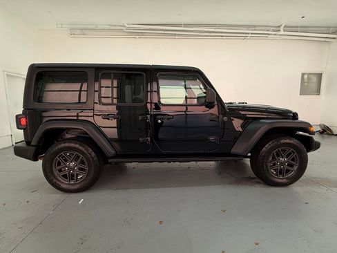 Used 2024 Jeep Wrangler Unlimited Sport AWD/4WD image 7
