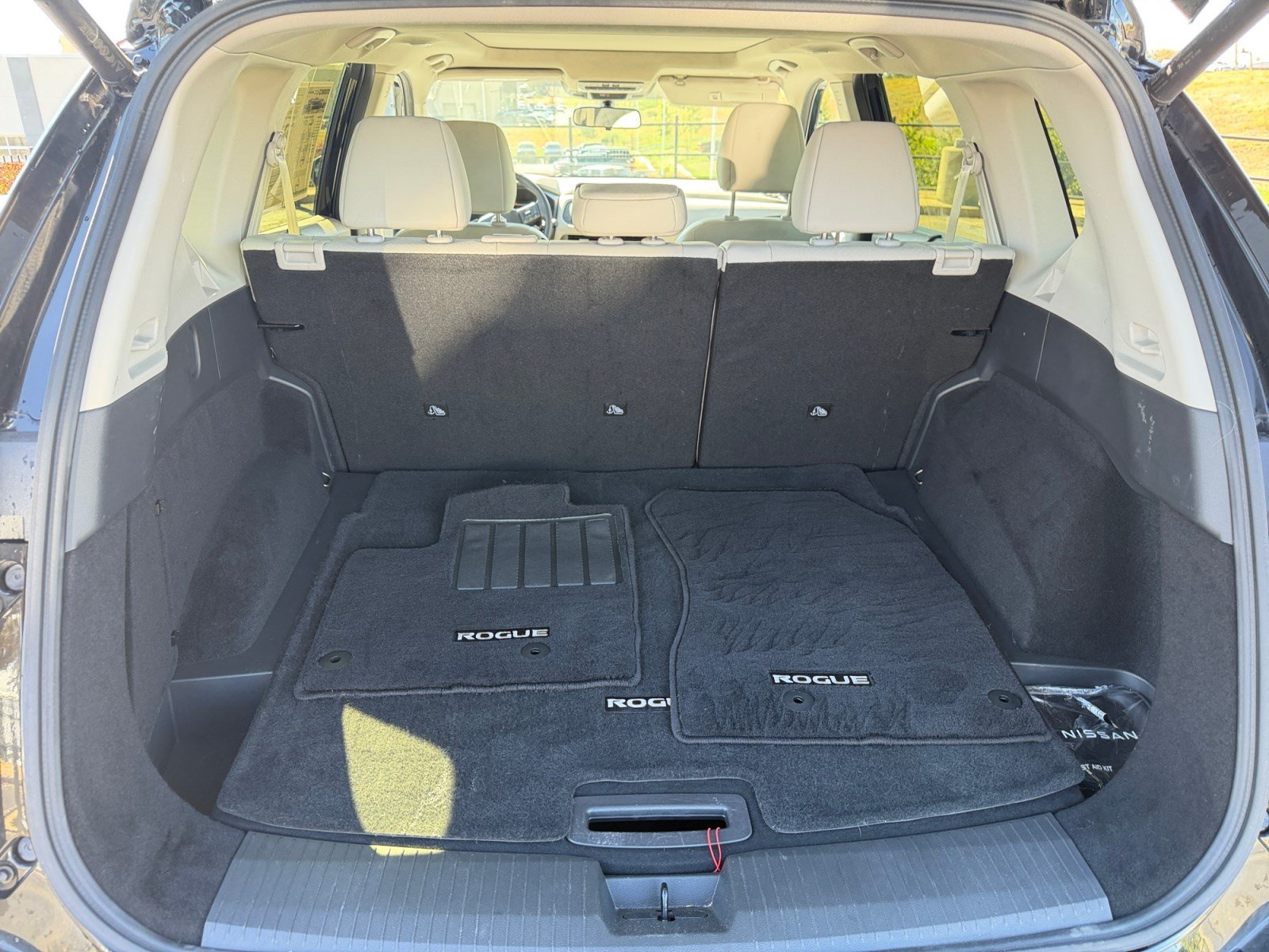 Used 2025 Nissan Rogue SV w/ SV Premium Package FWD image 9