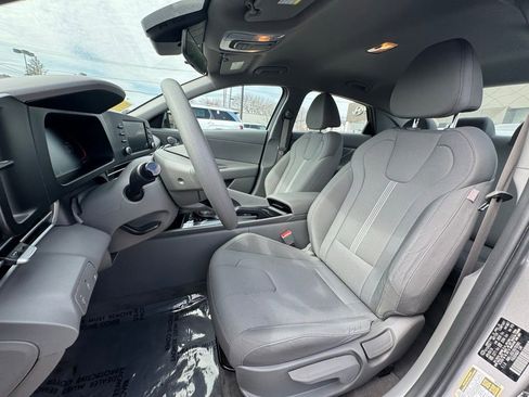 Certified 2024 Hyundai Elantra SE FWD image 21
