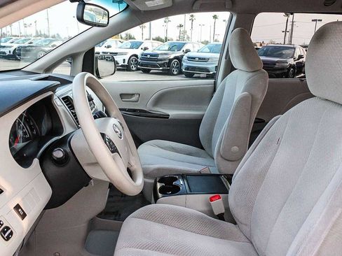 Used 2013 Toyota Sienna LE image 17