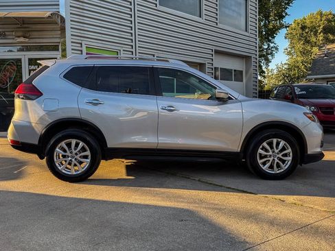 Used 2017 Nissan Rogue SV AWD/4WD image 2