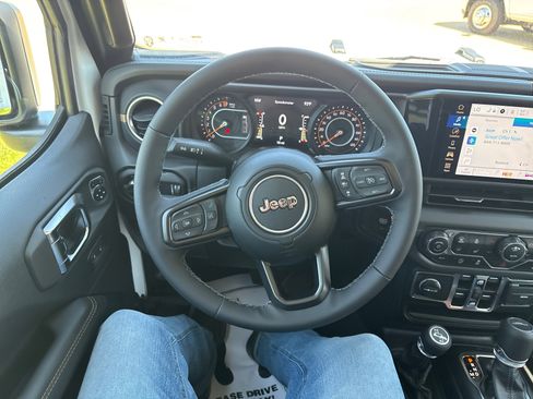 Used 2025 Jeep Gladiator Sport w/ Premium Package image 14