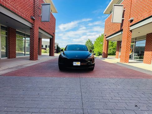 Used 2024 Tesla Model Y Long Range AWD/4WD image 2