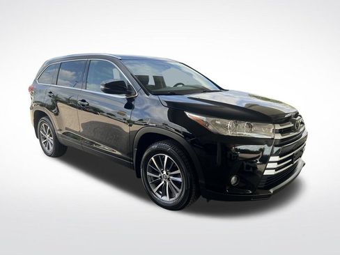 Used 2019 Toyota Highlander XLE AWD/4WD image 3