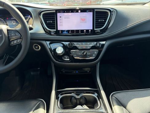 Certified 2022 Chrysler Pacifica Limited w/ Uconnect Theater Family Group AWD/4WD image 12