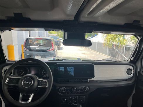 Used 2025 Jeep Wrangler Sahara image 33