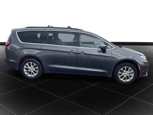 Used 2022 Chrysler Pacifica Touring-L w/ Uconnect Theater Family Group AWD/4WD image 6