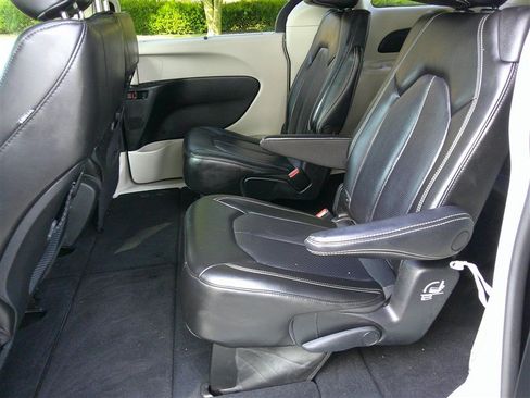 Used 2023 Chrysler Pacifica Touring-L FWD image 16