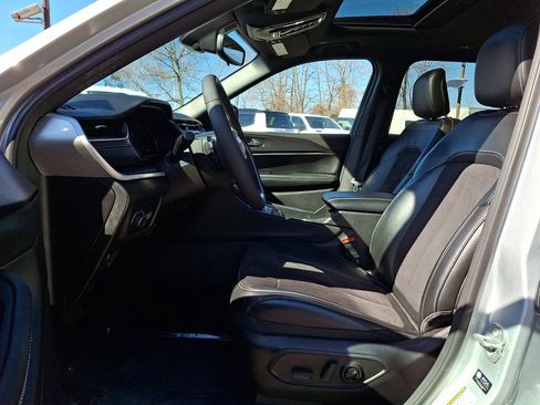 Used 2024 Jeep Grand Cherokee L Altitude image 18