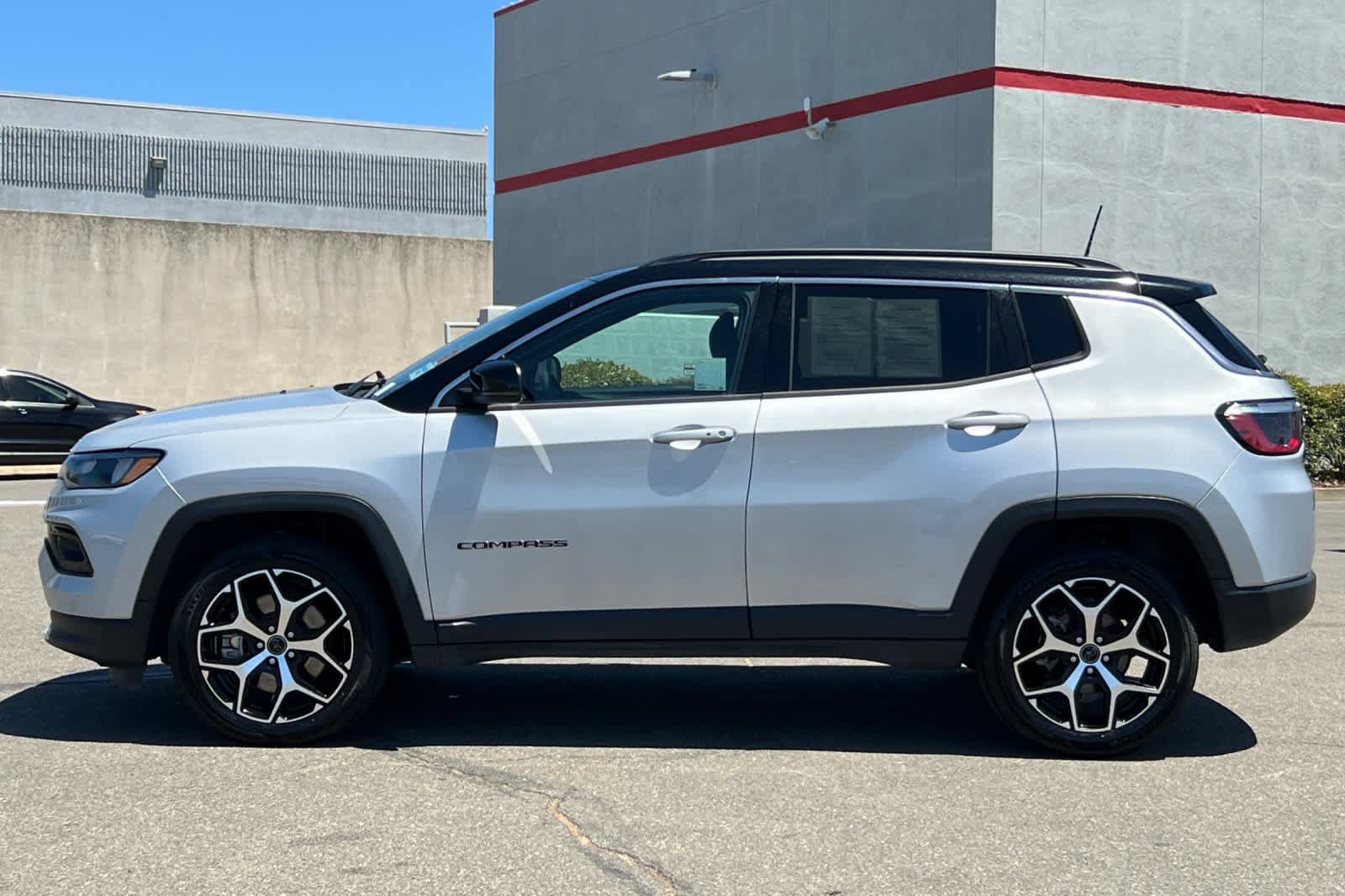 Used 2025 Jeep Compass Limited AWD/4WD image 9