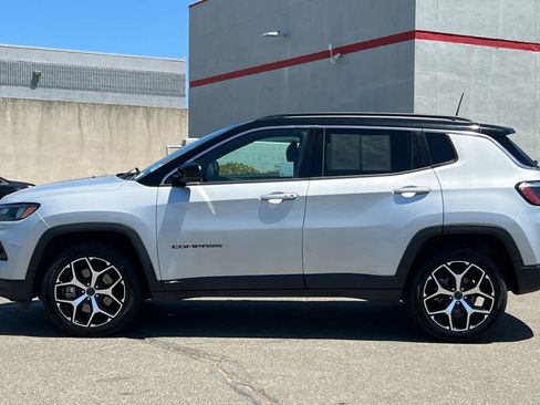 Used 2025 Jeep Compass Limited AWD/4WD image 9