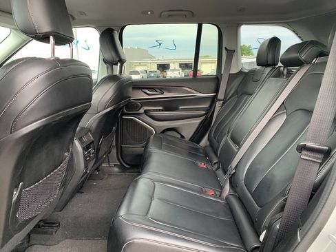 Used 2022 Jeep Grand Cherokee Limited AWD/4WD image 18
