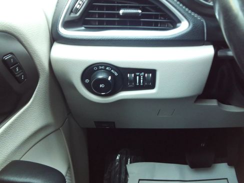 Used 2019 Chrysler Pacifica Limited w/ Tire & Wheel Group FWD image 12