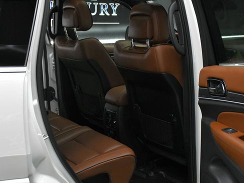 Used 2021 Jeep Grand Cherokee Overland AWD/4WD image 30