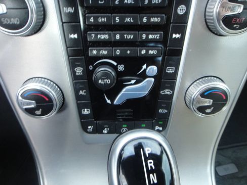 Used 2018 Volvo S60 T5 Inscription image 11