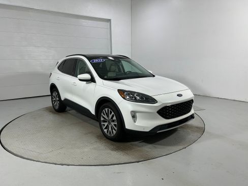 Used 2022 Ford Escape Titanium AWD/4WD image 2
