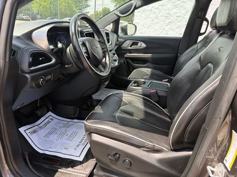 Used 2018 Chrysler Pacifica Limited w/ S Appearance Package FWD image 13