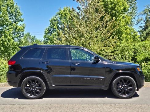 Used 2018 Jeep Grand Cherokee Altitude AWD/4WD image 9