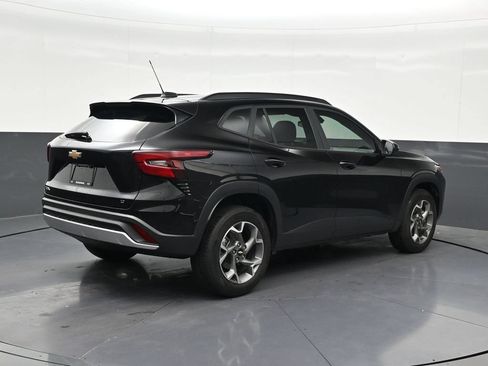 Used 2025 Chevrolet Trax LT FWD image 5
