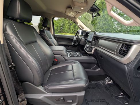 Used 2024 Ford Expedition XLT image 12