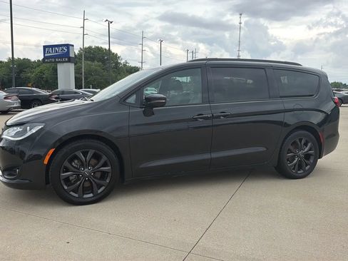 Used 2018 Chrysler Pacifica Limited w/ Advanced Safetytec Group FWD image 6