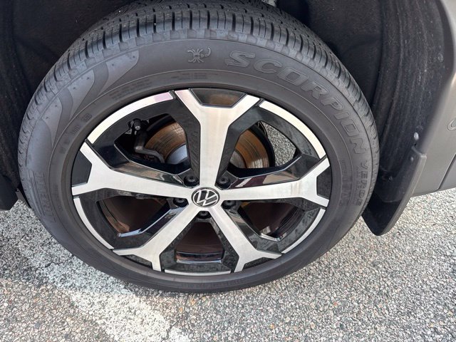 Certified 2025 Volkswagen Tiguan SE AWD/4WD image 11