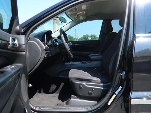 Used 2012 Jeep Grand Cherokee Laredo w/ Laredo E Group AWD/4WD image 15