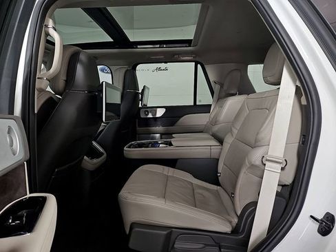 Used 2022 Lincoln Navigator Reserve AWD/4WD image 12